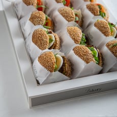 מגש כריכוני בוקר בלחמניית כוסמין