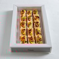 מגש קרוסטיני עם ברי, פרי ודבש