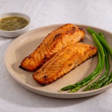 סלמון ואספרגוס עם רוטב חמאה