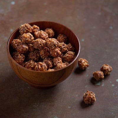 אגוז לוז מקורמל בציפוי קוקוס