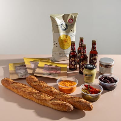 ארוחת נקניקים ובירות