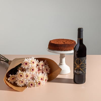 מארז פרחים, יין ועוגת שוקולד