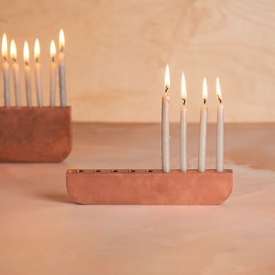 חנוכייה מנחושת יצוקה S