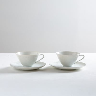 כוס קפה ותחתית פסים