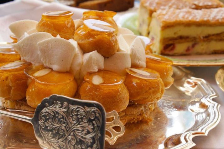 עוגת סנט אונורה של הבייקרי - תחתית בצק עלים, פחזניות במילוי קרם פטיסייר מקורמלות, קרם קרמל וקצפת וניל. צילום: עידית בן עוליאל