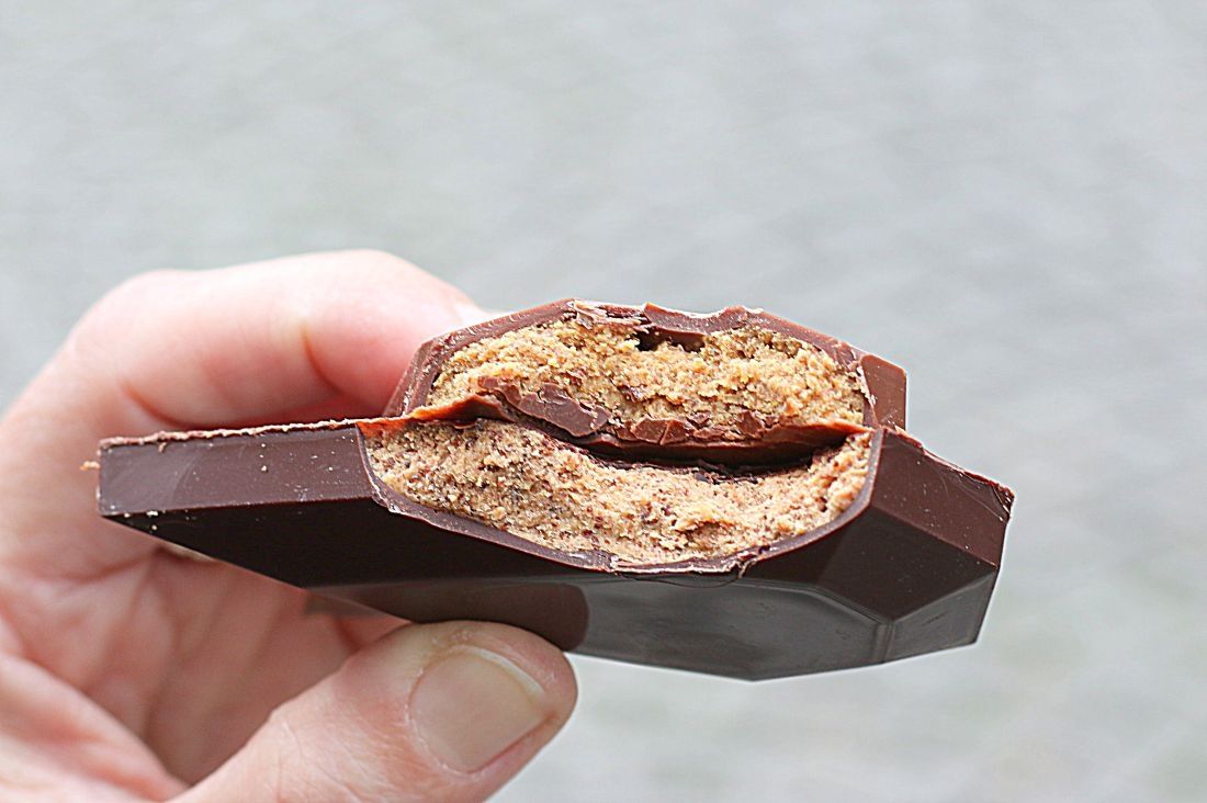 שוקולד הלב של דוקאס, במקרה זה החצי שעשוי שוקולד חלב במילוי פרלינה אגוזים