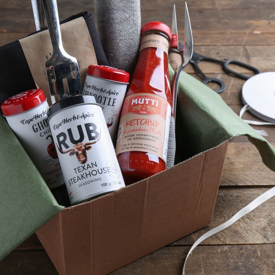 איתרתי אפילו מארז ברביקיו שגרם לי להיזכר שפסח הוא בעצם הפתיח לעונת הפיקניקים והמנגלים,