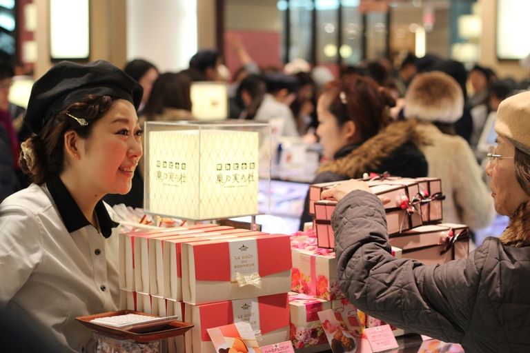 יום האהבה היפני - דוכני שוקולד, אלפי נשים וקונדיטורים מפורסמים בחגיגת השוקולד בבית הכלבו המסורתי מיטסוקושי