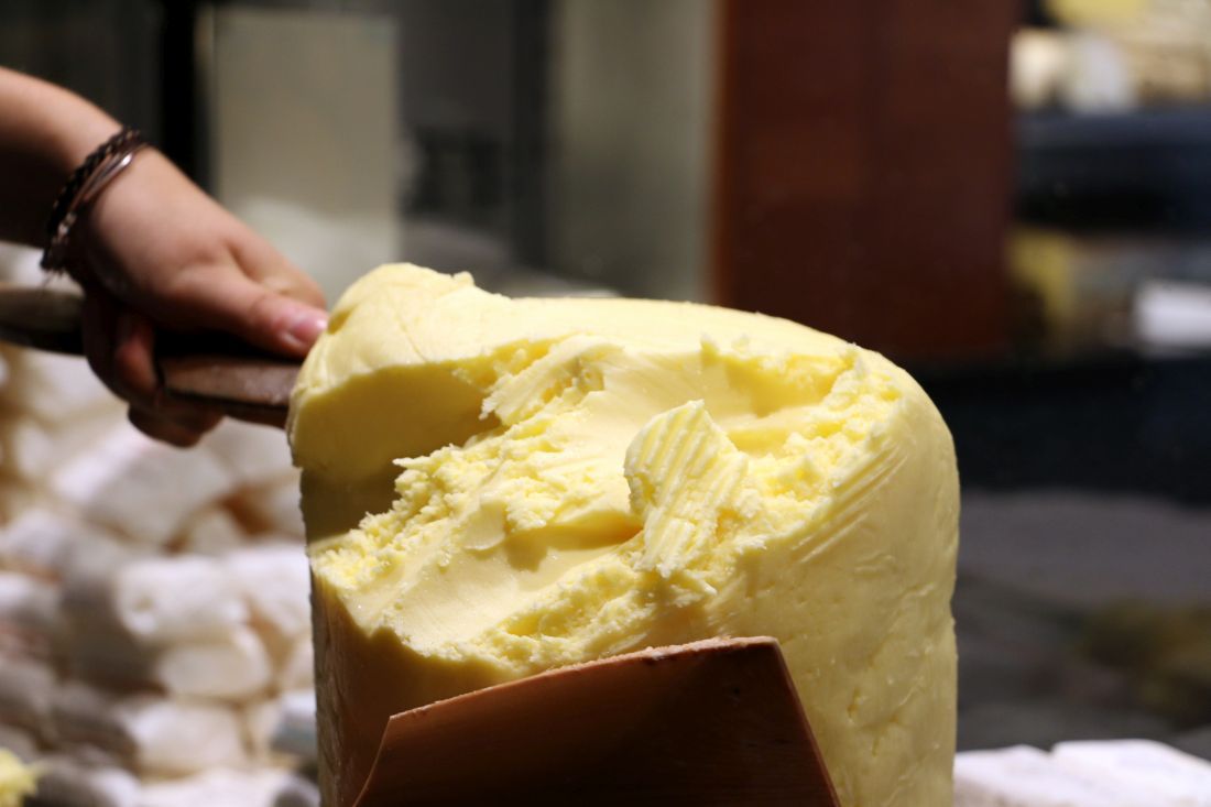 גוש חמאה ענק בחנות של בורדייה