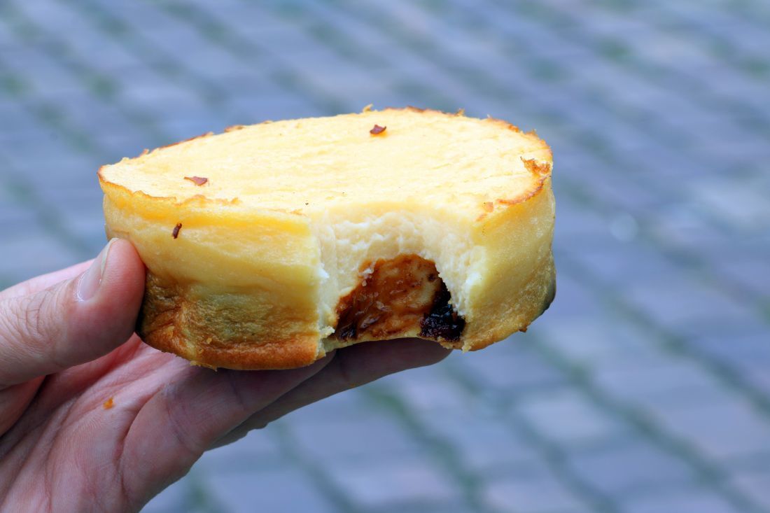 Far Breton, עוגת המזכירה פלאן, עם שזיפים. מאפיינת מאוד את אזור בריטני.