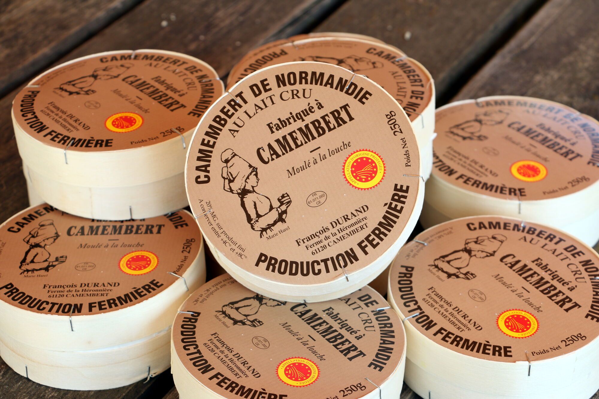 "קממבר מנורמנדי" (Camembert de Normandie. שם מוגן) עם הלוגו הקטן האדום-צהוב,