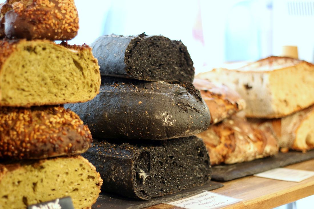עוד לחם נהדר הוא זה עם הפחם והשומשום הקלוי, גם הוא נמכר על משקל ומומלץ מאוד לטעום אותו. צילום: שרון היינריך