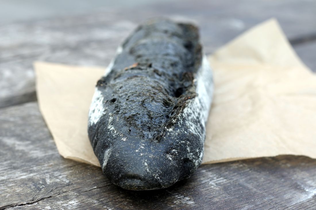הייחודיות של המאפים השחורים היא בצבע, משום שבטעם לא באמת מרגישים טעם מעושן או טעם של פחם. צילום: שרון היינריך