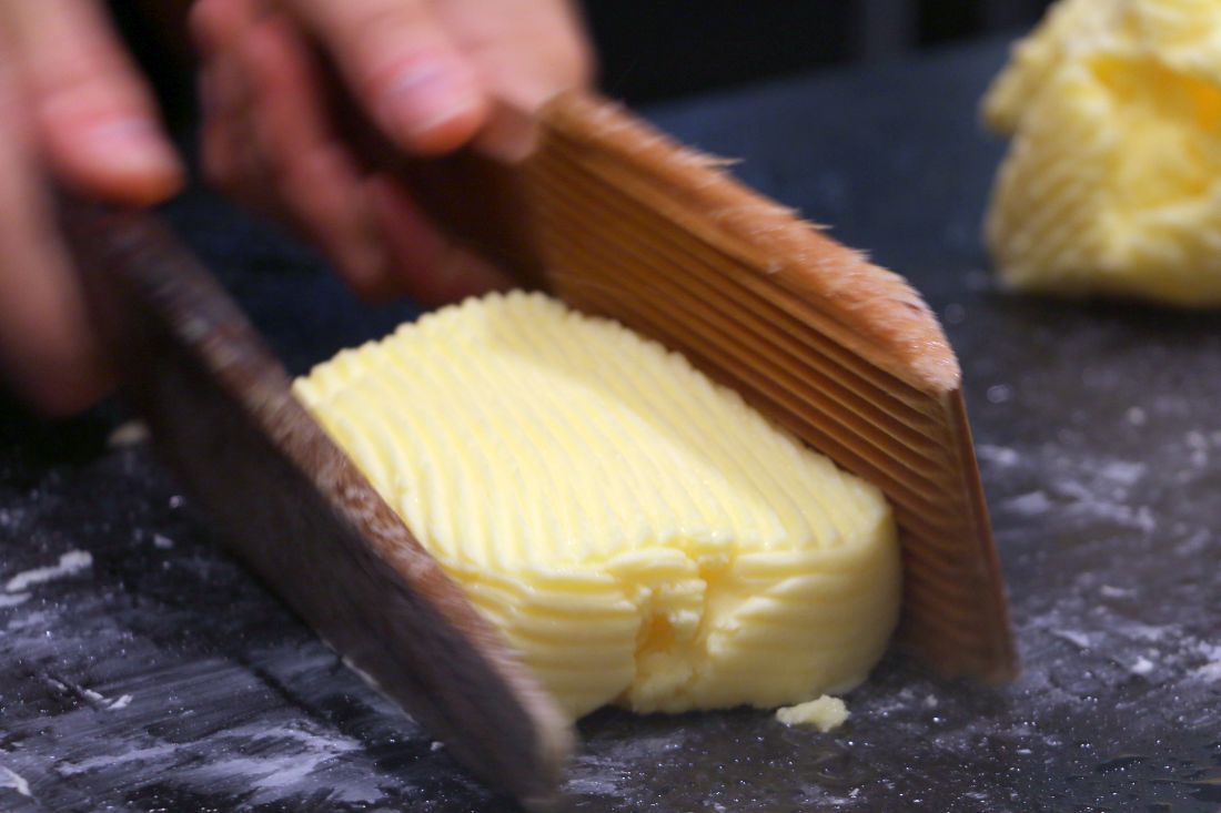 גוש החמאה מעוצב בעזרת כלי העץ הייעודיים לצורה מלבנית