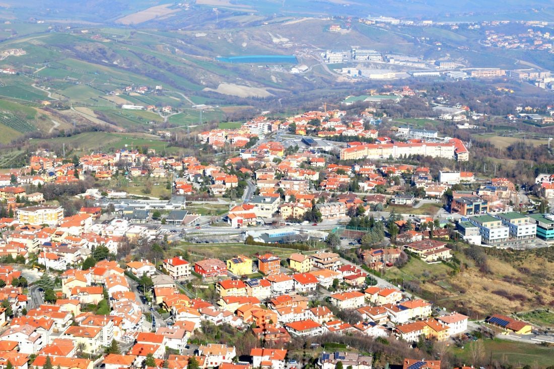 מבט מרפובליקת סן מרינו לכיוון רימיני