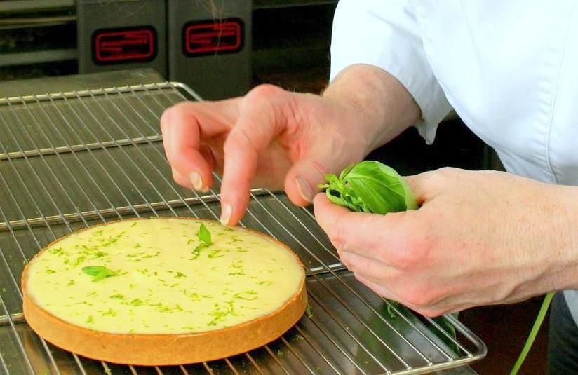 טארטי הלימון הטובים בפריז. צילום: שרון היינריך