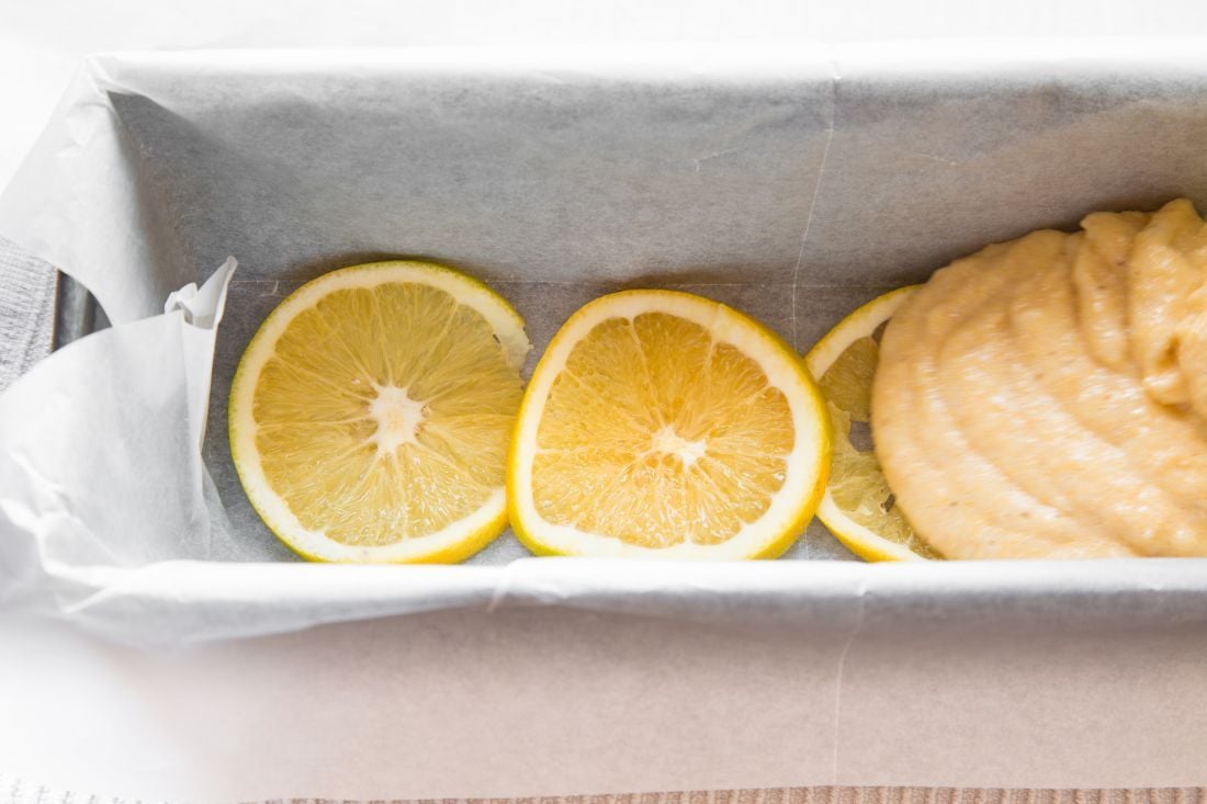 פרוסות התפוז בבסיס העוגה מתקרמלות במהלך האפייה