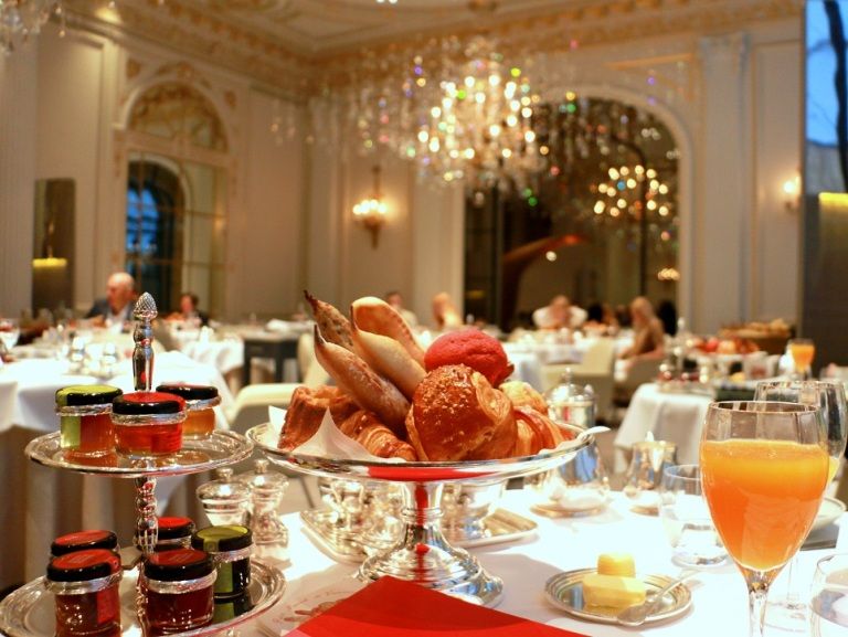 מסעדת גאלרי במלון פלאזה אתנה מציעה גם ארוחות בוקר עם מגוון מאפים. צילום: שרון היינריך