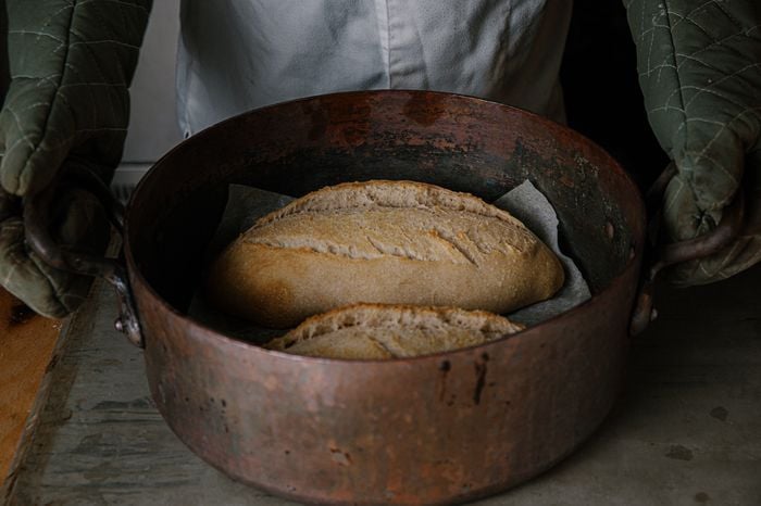 לחמם את התנור לחום המקסימלי כשבתוכו סיר שבתוכו נאפה את הלחם