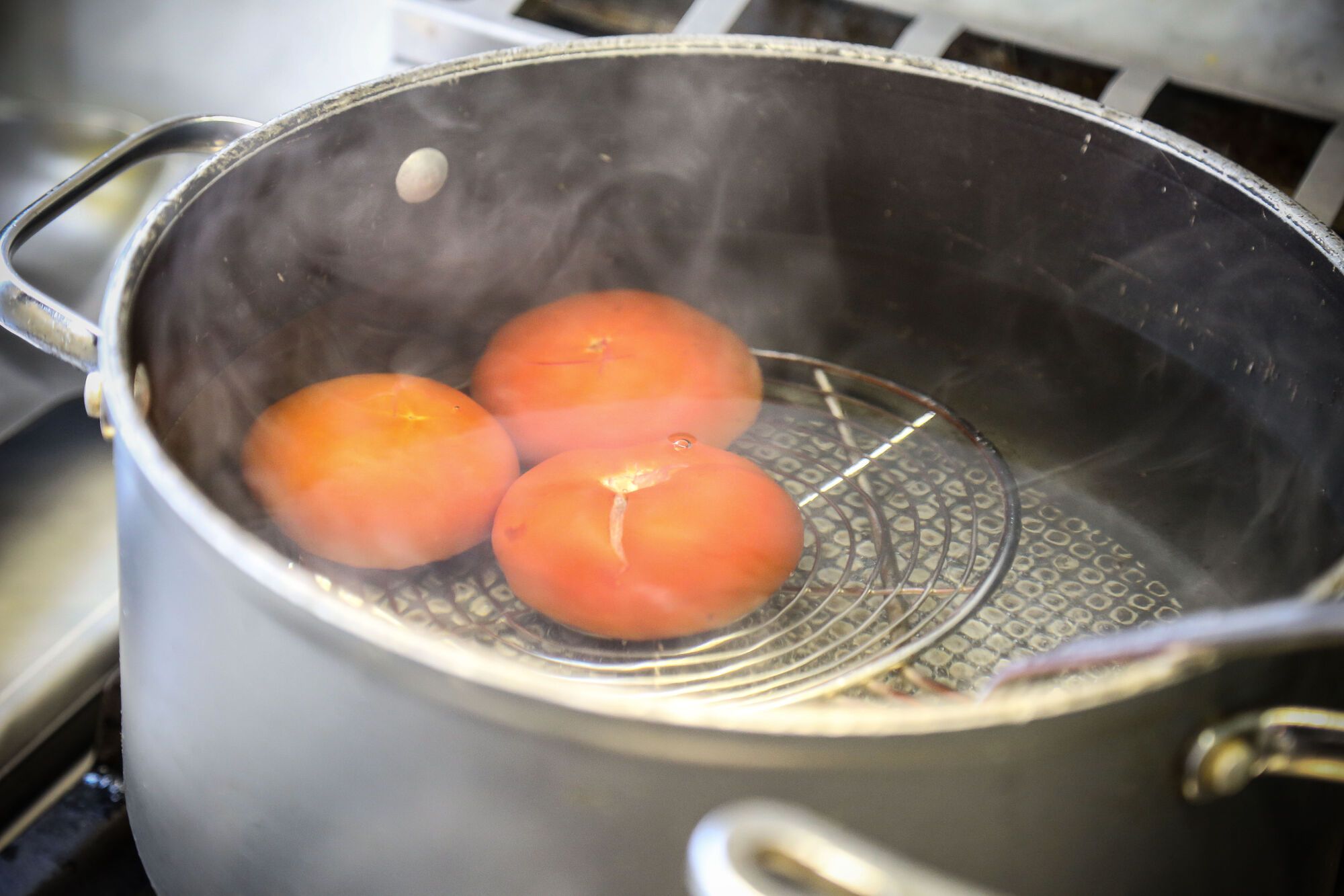 חולטים את העגבניות בסיר עם מים רותחים.