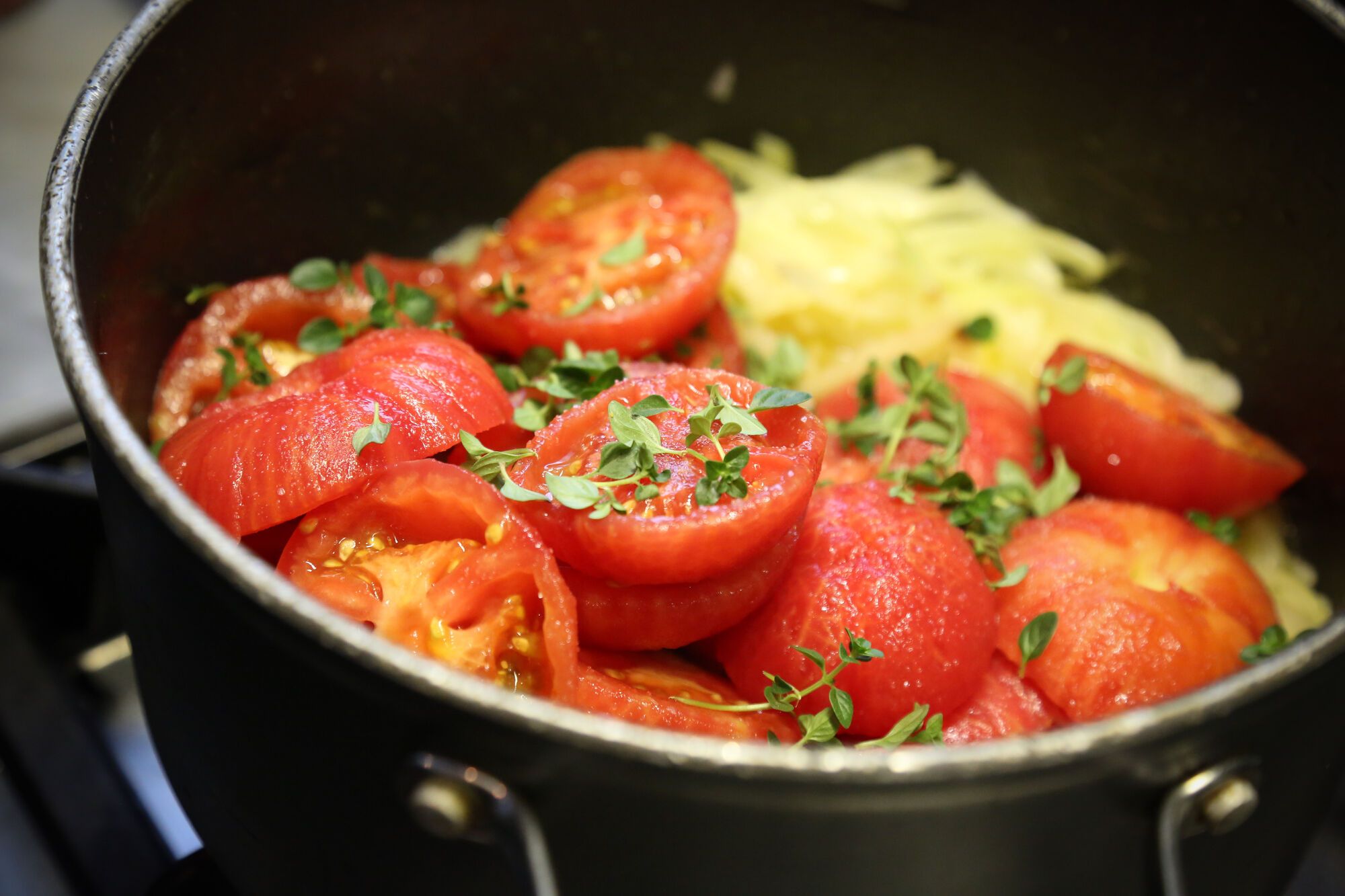 מביאים לרתיחה איטית וממשיכים לבשל עד שהעגבניות מתחילות להתרכך