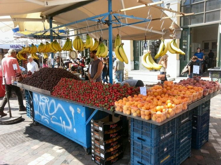 דוכן לממכר פירות טריים בכיכר מונטסריקי באתונה. העיר מלאה בהם.