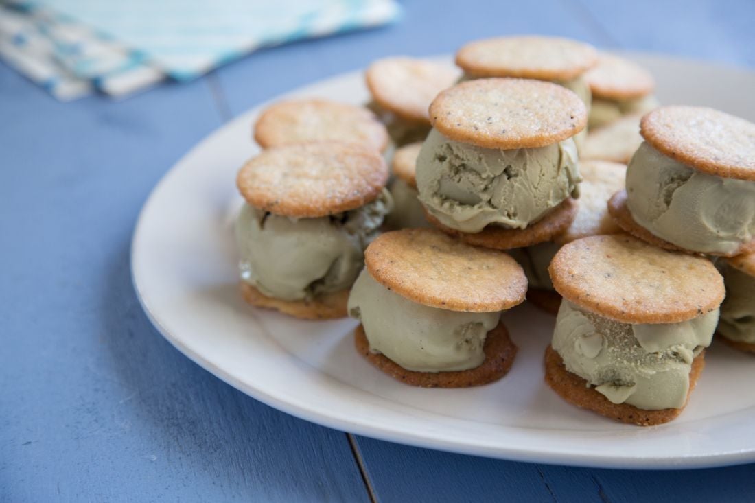 קסטה של עוגיות סבלה פרג ולימון עם גלידת פיסטוק של Crème (קרם).