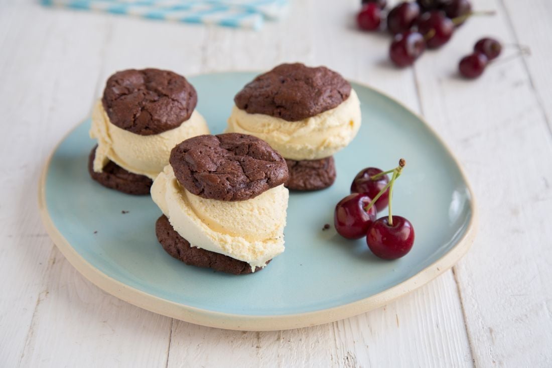 עוגיות פאדג' שוקולד של הבייקרי במילוי גלידה וניל של Crème (קרם).