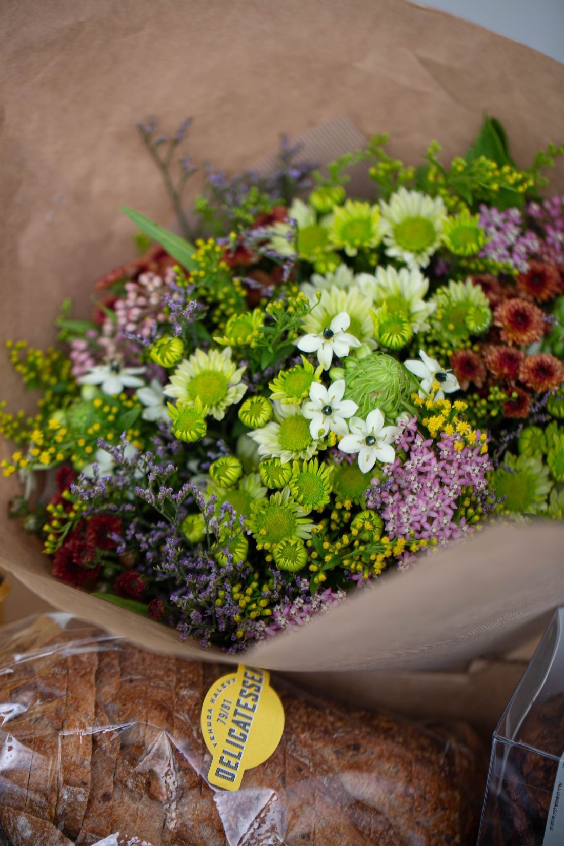 ואפשר להוסיף גם פרחים ליולדת