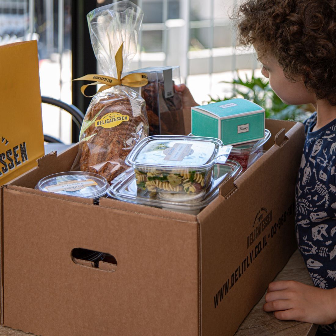  "ארוחת מתנה ליולדת" של ה"דליקטסן" – מתנה שכעבור כמה ימים לא יישאר ממנה זכר, אבל לעומת זאת יישאר ממנה זיכרון מענג