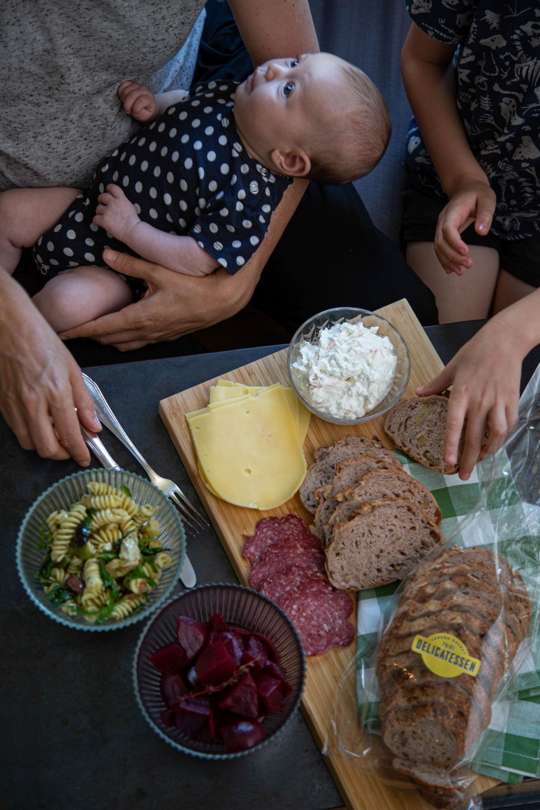 לחם-אגוזים טרי וגבינת שמנת בירקות שורש של הדליקטסן