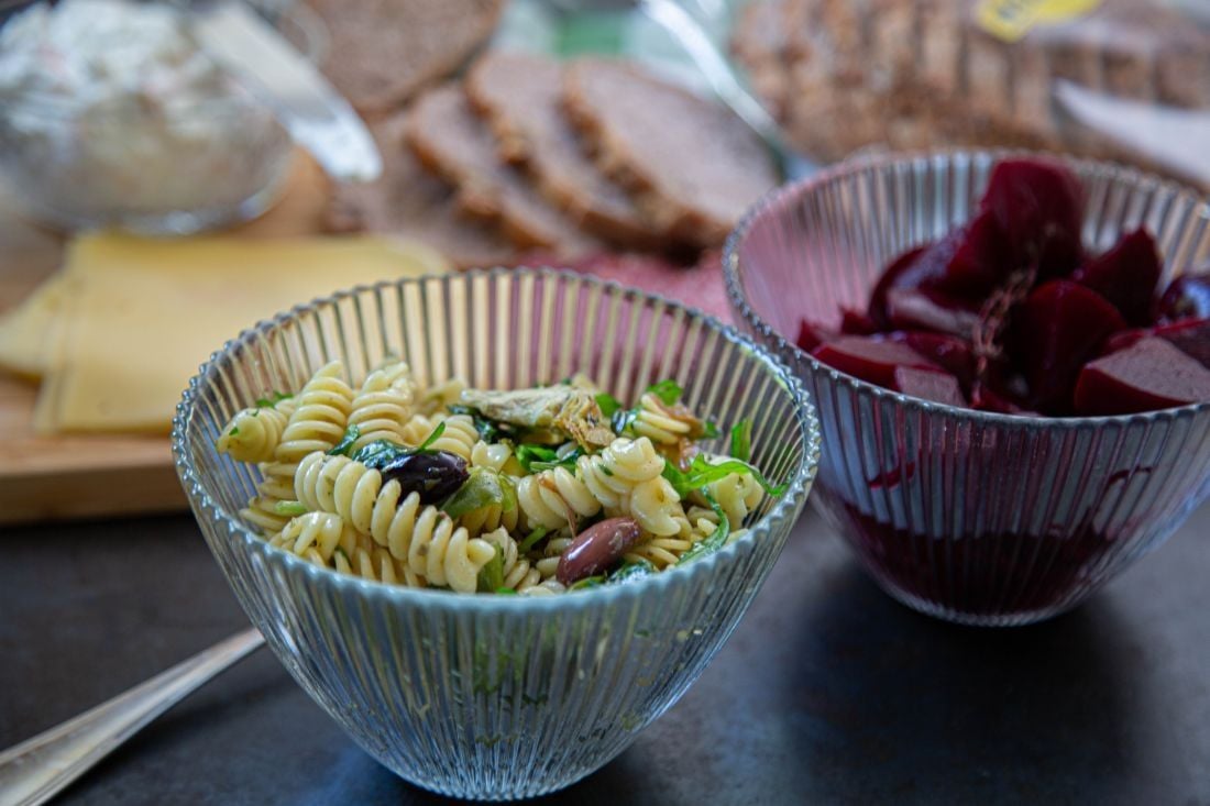 בתפר הנעים שבין המנות החמות למעדניה, נמצא סלט-פסטה קר, חציל בחומץ וסלק אפוי בתנור.