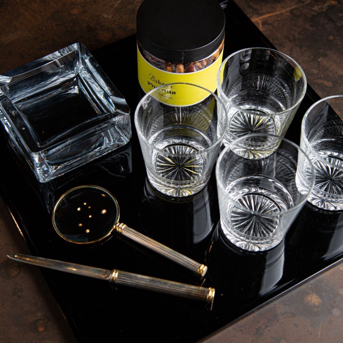 מארז מד מן - זכוכית מגדלת ופותח מכתבים וינטג', 4 כוסות ויסקי, מאפרת זכוכית ואגוזי פולק.