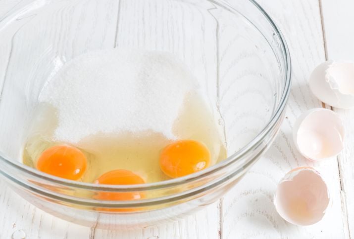 מערבלים במיקסר את הביצים, הסוכר, סוכר הווניל, השמן והשמנת החמוצה