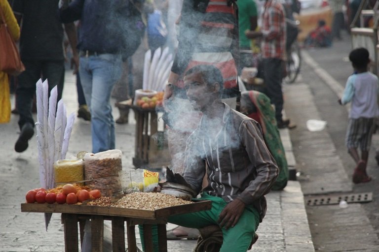 דוכן אוכל רחוב, מומבאי הודו. בוטנים מעושנים. צילום: שני אברמוב