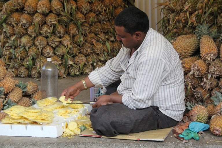 דוכן רחוב לממכר פרחי אננס טרי. מומבאי, הודו. צילום: שני אברמוב