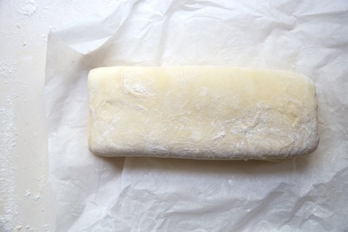 בצק עם קיפולי חמאה במהלך הקיפול