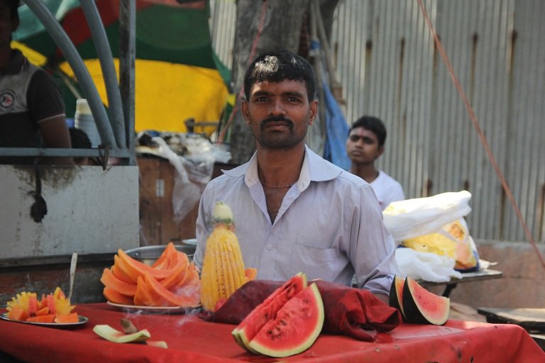 דוכן אוכל רחוב מומבאי הודו. פירות טריים. צילום: שני אברמוב