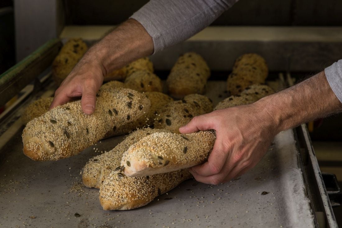 פוקצ'ה זרעים - לחם שטוח איטלקי שעשוי עם שמן זית ומכוסה בתערובת של זרעים מתפצחים