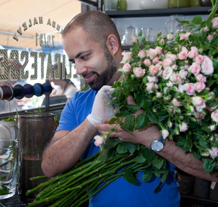 מושיקו עם ורד ספריי. צילום: שרית גופן