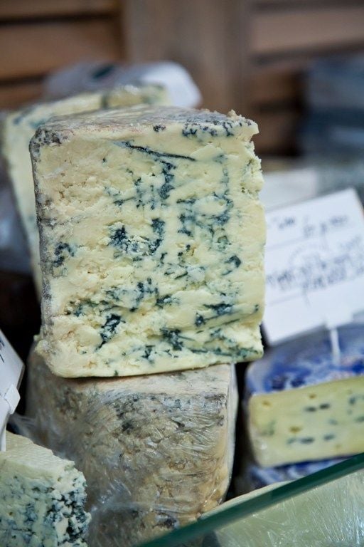 גבינה כחולה צרפתית, עם טעמים עשירים וחמאתיים ומרקם חלק ונעים. צילום: שרית גופן