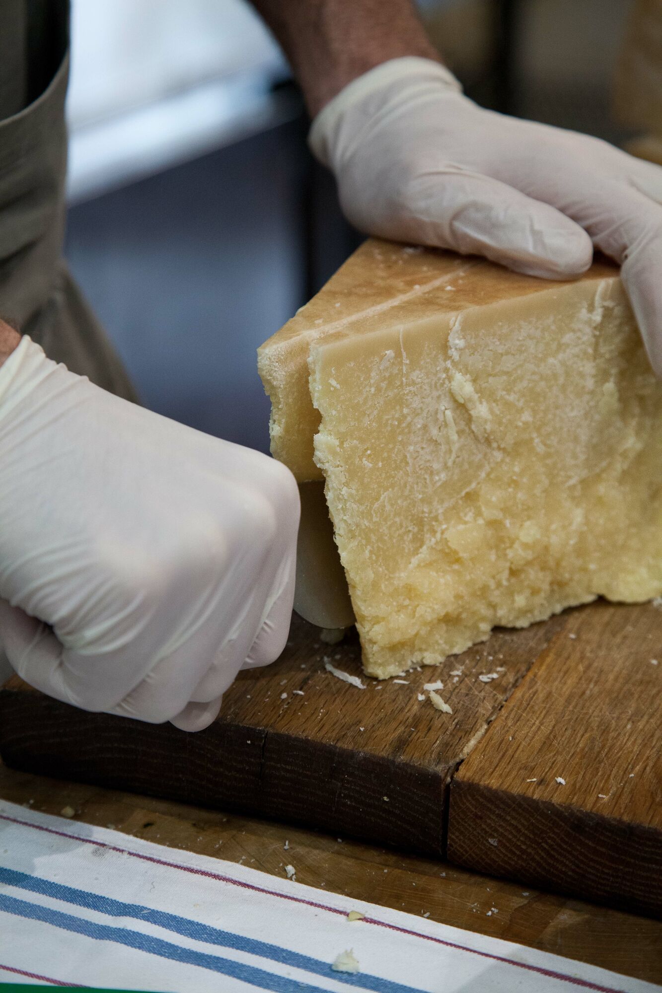 גבינת פרמז'ן רג'יאנו מיושנת 24 חודשים, בייבוא של הדליקטסן. תפריט חג שבועות דליקטסן