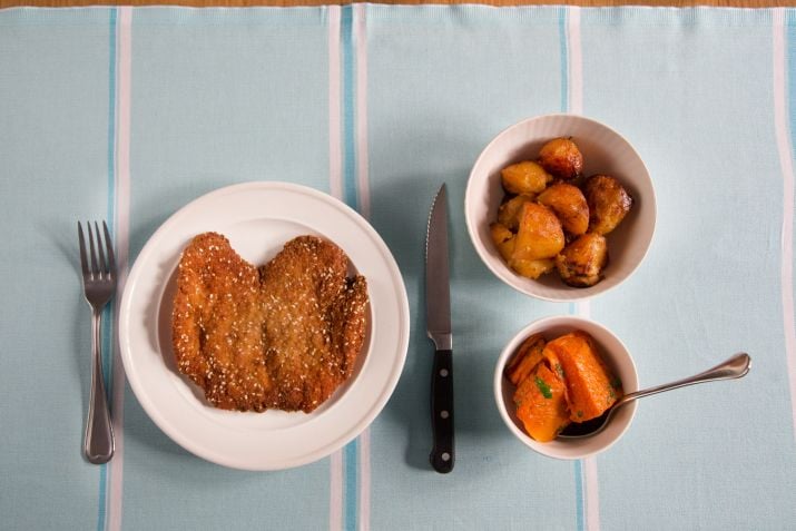 שניצל של הדליקטסן מחזה עוף טרי, לצד דלעת צלויה. צילום: טל סיון-צפורין