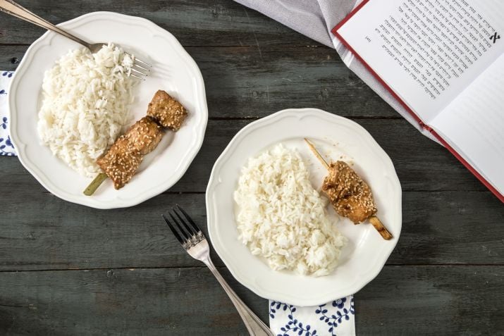 שיפודי סלמון בטריאקי ממחלקת האוכל המוכן  של הדליקטסן