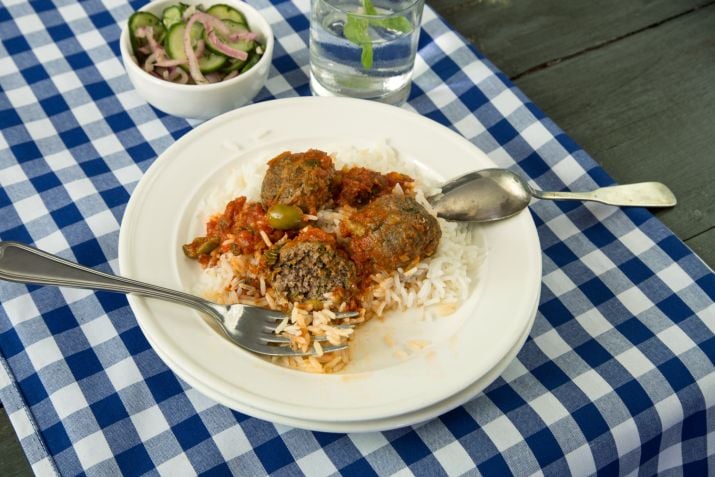 אורז עם כדורי בשר ברוטב עגבניות. אוכל מוכן של הדליקטסן