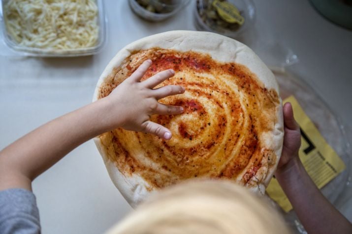 הפיצה מגיעה עם רוטב העגבניות, מוכנה לגבינה ולתוספות