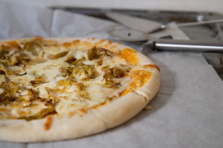 הפיצה יצאה נהדר. בצק טוב, גבינה איכותית, רוטב מדויק