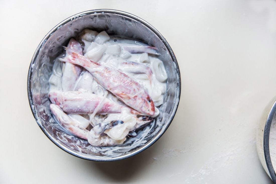 מסננים, מנערים מעט מהמים, ומעבירים לקערה עם הרוויון