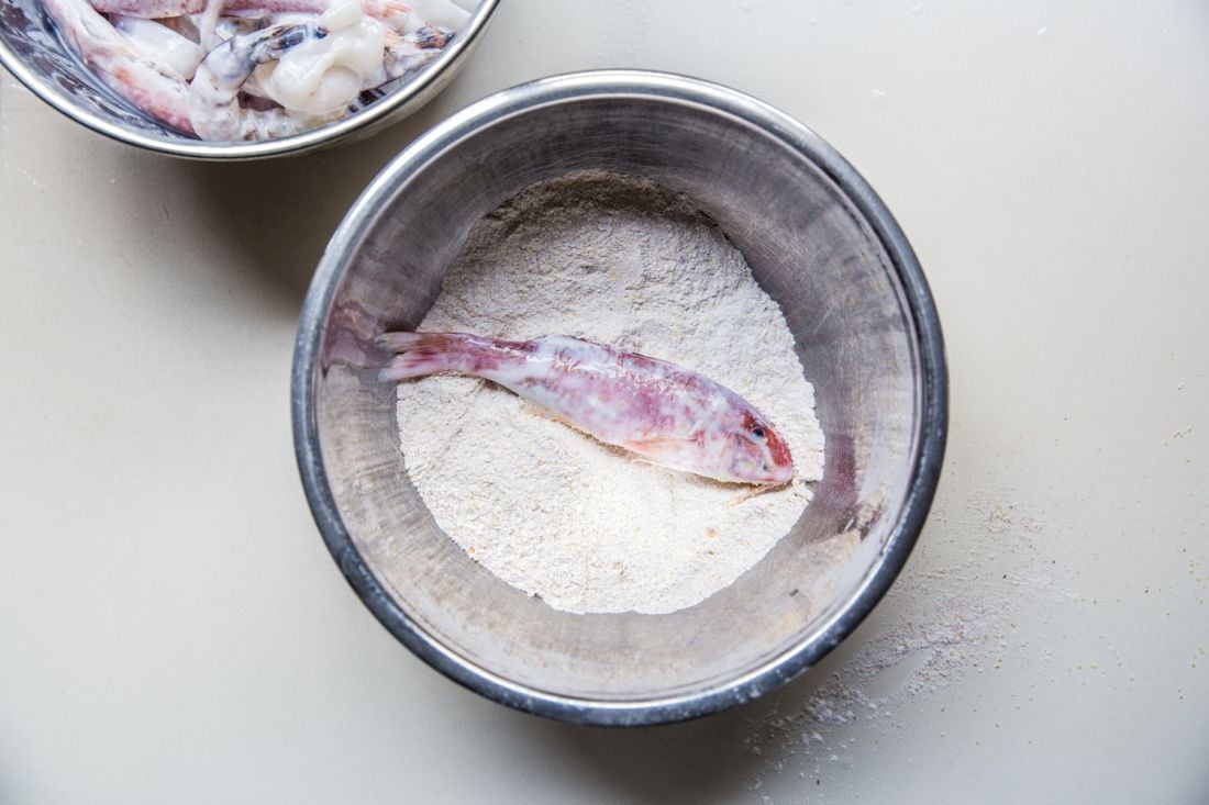 מעבירים לקערה עם הקמח קריספי, בקבוצות קטנות בכל פעם