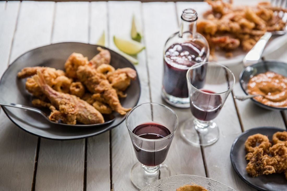 מגישים עם קעריות קטנות של איולי ופלחי לימון